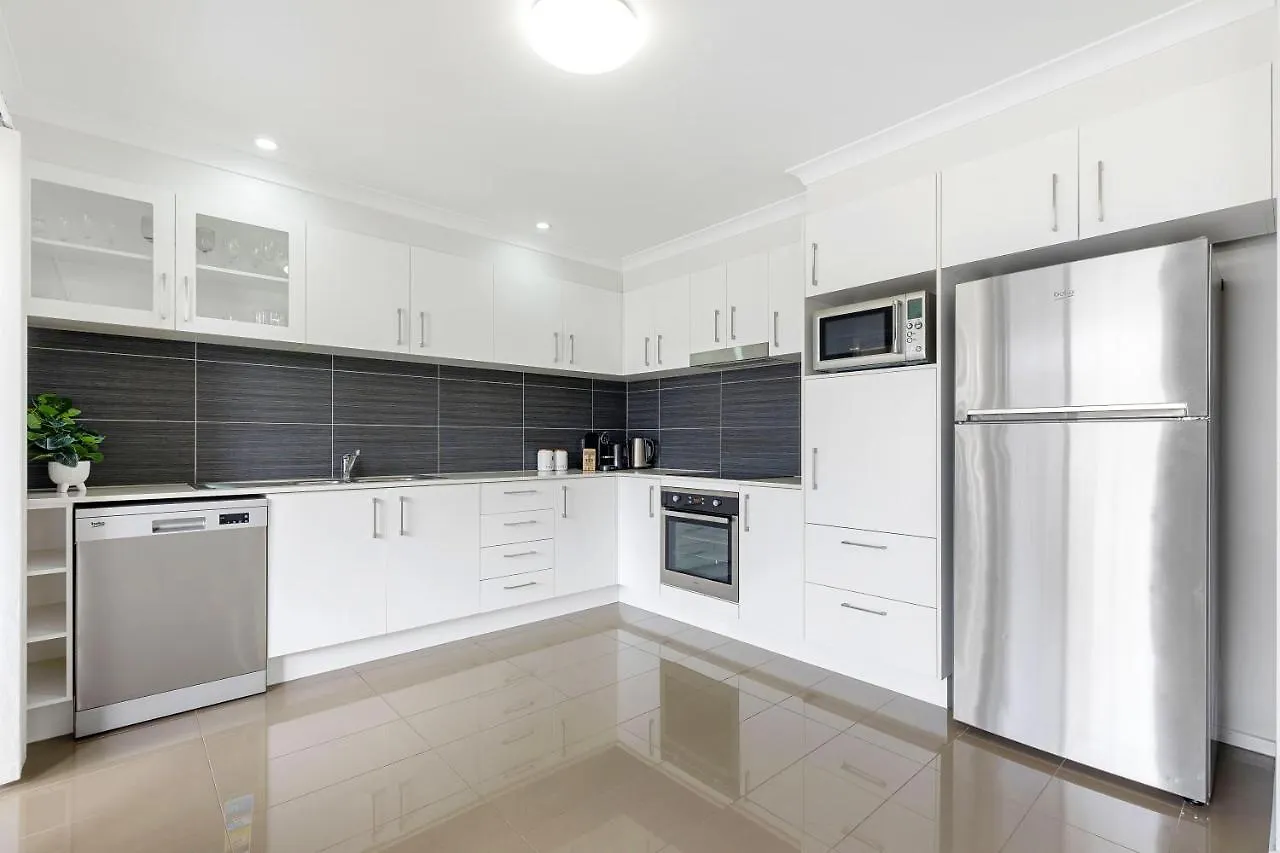 3Br, 3Bth, Walk To Beach & City Centre Maroochydore Holiday home